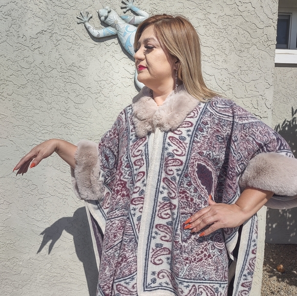 Ponchos warm and cozy - Picture 3 of 5